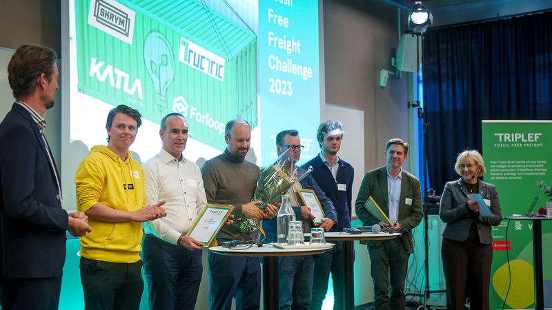 Finalisterna i Fossil-Free Freight Challenge 2023 tillsammans med juryordförande Patrik Klintbom och Triple F:s ordförande Helene Hellmark Knutsson.